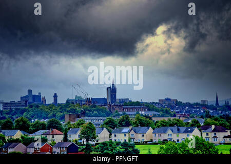 Glasgow, Scotland, Regno Unito. Il 22 agosto, 2018. Meteo REGNO UNITO: Dark cielo nuvoloso e pioggia prevista attraverso il giorno.cielo tempestoso al di sopra del west end come il sobborgo di knightswood è in primo piano con l'Università di Glasgow con altri meno importanti funzioni aeree della città sul credito skyline: gerard ferry/Alamy Live News Foto Stock