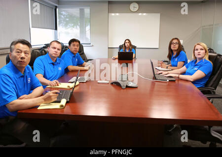 Pechino, USA. Il 15 agosto, 2018. I dipendenti di STEC USA sono riuniti in un ufficio di fabbrica nel sobborgo di Detroit, Michigan, Stati Uniti, il 15 agosto 2018. Credito: Wang Ping/Xinhua/Alamy Live News Foto Stock