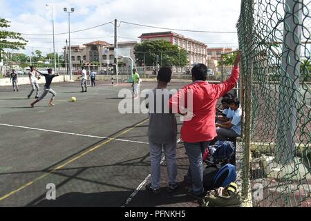 Centre De Flacq, Mauritius. 04 Luglio, 2018. 04.07.2018, Mauritius, Centre de Flacq: Gli studenti possono giocare a calcio su un campo sportivo. Credito: Sebastian Kahnert/dpa-Zentralbild/ZB | in tutto il mondo di utilizzo/dpa/Alamy Live News Foto Stock