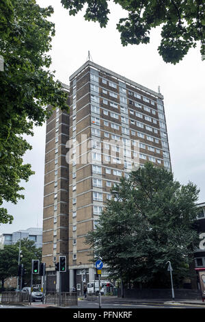 Leeds, Regno Unito. 20 agosto 2018. Un alto edificio sociale blocco alloggiamento visto in Leeds.housingÂ sociale è un metodo di alloggiamento tenureÂ in cui la casa è posseduta da un ente locale che può essere centrale o locale, sociale housingÂ è un alloggiamento a noleggio che possono essere di proprietà di e gestito da parte dello stato, da organizzazioni senza scopo di lucro, o da una combinazione dei due, normalmente con lo scopo di deliveringÂ abitazioni a prezzi accessibili. Alloggi sociali possono anche essere percepita come una potenziale soluzione suâ disuguaglianza di alloggiamento. Credito: Rahman Hassani SOPA/images/ZUMA filo/Alamy Live News Foto Stock