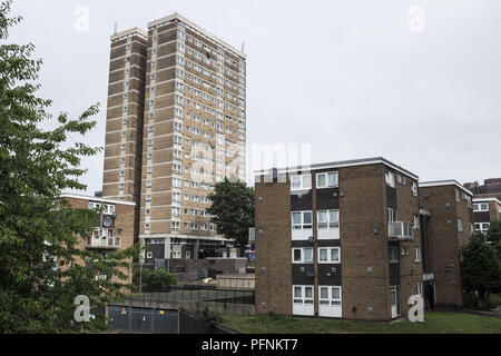 Leeds, Regno Unito. 20 agosto 2018. Un alto edificio sociale blocco alloggiamento visto in Leeds.housingÂ sociale è un metodo di alloggiamento tenureÂ in cui la casa è posseduta da un ente locale che può essere centrale o locale, sociale housingÂ è un alloggiamento a noleggio che possono essere di proprietà di e gestito da parte dello stato, da organizzazioni senza scopo di lucro, o da una combinazione dei due, normalmente con lo scopo di deliveringÂ abitazioni a prezzi accessibili. Alloggi sociali possono anche essere percepita come una potenziale soluzione suâ disuguaglianza di alloggiamento. Credito: Rahman Hassani SOPA/images/ZUMA filo/Alamy Live News Foto Stock