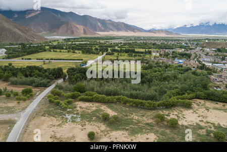 Lhasa. 23 Luglio, 2018. Foto aeree prese sulla luglio 23, 2018 mostra una foresta shelterbelt in Zhanang contea di Shannan, a sud-ovest della Cina di regione autonoma del Tibet. Negli ultimi quattro decenni, Shannan persone hanno realizzato risultati nel controllo del deserto con la costruzione di un 1,8-chilometro-wide 'Green Great Wall' che si estende per 160 chilometri. Più di 30.000 ettari di terra deserta in medio raggiunge di Yarlung Zangbo River è stata rigenerata. Credito: Liu Dongjun/Xinhua/Alamy Live News Foto Stock