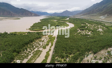 Lhasa. 23 Luglio, 2018. Foto aeree prese sulla luglio 23, 2018 mostra una foresta shelterbelt lungo Yarlung Zangbo Fiume Naidong nel distretto di Shannan, a sud-ovest della Cina di regione autonoma del Tibet. Negli ultimi quattro decenni, Shannan persone hanno realizzato risultati nel controllo del deserto con la costruzione di un 1,8-chilometro-wide 'Green Great Wall' che si estende per 160 chilometri. Più di 30.000 ettari di terra deserta in medio raggiunge di Yarlung Zangbo River è stata rigenerata. Credito: Liu Dongjun/Xinhua/Alamy Live News Foto Stock