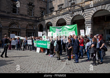 Edimburgo, Scozia, Regno Unito 22 agosto 2018. Uffici City Chambers. Gli attivisti contro un progetto di sviluppo di 50 milioni di £a Leith hanno consegnato una petizione con più di 10.000 firme al comitato di pianificazione del consiglio comunale presso le City Chambers on the Royal Mile. "Save Leith Walk" è una campagna pubblica di base per prevenire la demolizione dell'edificio in arenaria e influenzare ciò che è costruito sul sito. Foto Stock