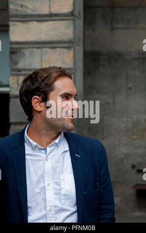 Edimburgo, Scozia, Regno Unito 22 agosto 2018. Uffici City Chambers. Gli attivisti contro un progetto di sviluppo di 50 milioni di £a Leith hanno consegnato una petizione con più di 10.000 firme al comitato di pianificazione del consiglio comunale presso le City Chambers on the Royal Mile. "Save Leith Walk" è una campagna pubblica di base per prevenire la demolizione dell'edificio in arenaria e influenzare ciò che è costruito sul sito. Foto Stock