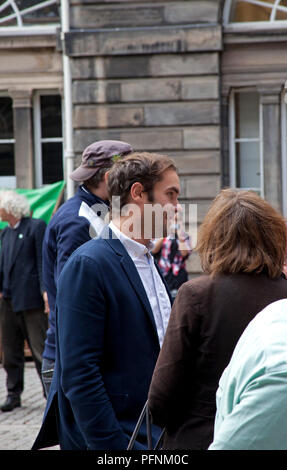 Edimburgo, Scozia, Regno Unito 22 agosto 2018. Uffici City Chambers. Gli attivisti contro un progetto di sviluppo di 50 milioni di £a Leith hanno consegnato una petizione con più di 10.000 firme al comitato di pianificazione del consiglio comunale presso le City Chambers on the Royal Mile. "Save Leith Walk" è una campagna pubblica di base per prevenire la demolizione dell'edificio in arenaria e influenzare ciò che è costruito sul sito. Foto Stock