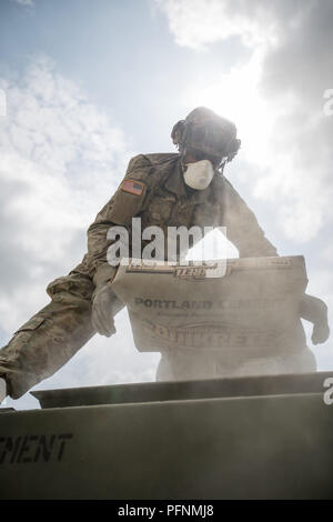 Fort Mccoy, Wisconsin, Stati Uniti d'America. 21 Ago, 2018. Stati Uniti La riserva di esercito di Spc. Marcelles Riggs, ingegnere 943rd distacco, ingegnere 416th comando, carichi di un sacco di cemento in un M5-concreta mixer mobile durante il combattimento Supporto Formazione Esercizio (CSTX) 86-18-02 a Fort McCoy, Wis., Agosto 16, 2018. Questa è la seconda CSTX dell'estate per la 86Divisione formazione. Il CSTX esercizio è un grande evento di formazione dove le unità di esperienza tattica di scenari di addestramento specificamente progettato per replicare reale missioni del mondo. (U.S. La riserva di esercito Foto di Spc. John Russell) U.S. Dipartimento della Difesa Foto Stock