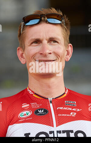 Koblenz, Germania. Il 22 agosto, 2018. Escursioni in bicicletta: UCI serie europea - Germania Tour, Presentazione della squadra presso l'angolo tedesco: Andre Greipel dalla Germania da Team Lotto Soudal sorrisi durante la presentazione. Credito: Bernd Thissen, Thomas Frey/dpa/Alamy Live News Foto Stock