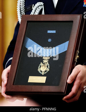 Washington, Distretto di Columbia, Stati Uniti d'America. Il 22 agosto, 2018. Close-up del Congressional Medal of Honor che viene attribuito postumo a sergente tecnico John A. Chapman, United States Air Force dal presidente statunitense Trump durante una cerimonia che si terrà nella Sala Est della Casa Bianca a Washington DC su Mercoledì, 22 agosto 2018. Il sergente Chapman è stato premiato per le sue azioni il 4 marzo 2002, su Takur Ghar montagna in Afghanistan, dove egli ha dato la sua vita per salvare i suoi compagni di squadra Credito: Ron Sachs/CNP/ZUMA filo/Alamy Live News Foto Stock