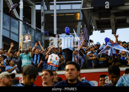 Bronx, NY, STATI UNITI D'AMERICA. Il 22 agosto, 2018. Il Blue Man Group unisce la terza rampa e NYCFC ventilatori NYCFC vs New York Redbulls derby. © Ben Nichols/Alamy Live News. Foto Stock