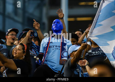 Bronx, NY, STATI UNITI D'AMERICA. Il 22 agosto, 2018. Il Blue Man Group unisce la terza rampa e NYCFC ventilatori NYCFC vs New York Redbulls derby. © Ben Nichols/Alamy Live News. Foto Stock