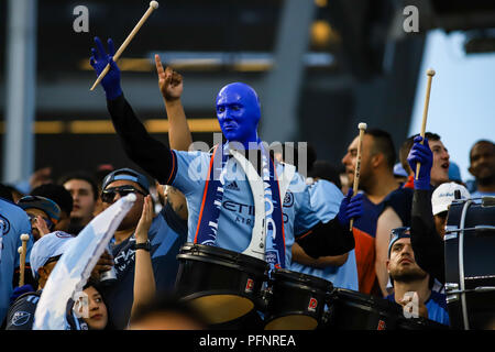 Bronx, NY, STATI UNITI D'AMERICA. Il 22 agosto, 2018. Il Blue Man Group unisce la terza rampa e NYCFC ventilatori NYCFC vs New York Redbulls derby. © Ben Nichols/Alamy Live News. Foto Stock