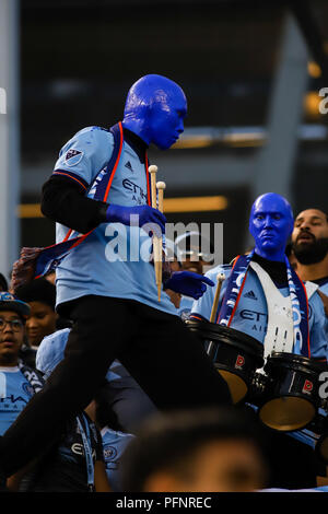Bronx, NY, STATI UNITI D'AMERICA. Il 22 agosto, 2018. Il Blue Man Group unisce la terza rampa e NYCFC ventilatori NYCFC vs New York Redbulls derby. © Ben Nichols/Alamy Live News. Foto Stock