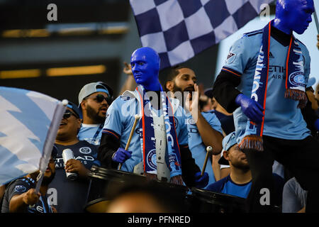 Bronx, NY, STATI UNITI D'AMERICA. Il 22 agosto, 2018. Il Blue Man Group unisce la terza rampa e NYCFC ventilatori NYCFC vs New York Redbulls derby. © Ben Nichols/Alamy Live News. Foto Stock