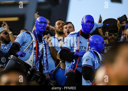 Bronx, NY, STATI UNITI D'AMERICA. Il 22 agosto, 2018. Il Blue Man Group unisce la terza rampa e NYCFC ventilatori NYCFC vs New York Redbulls derby. © Ben Nichols/Alamy Live News. Foto Stock