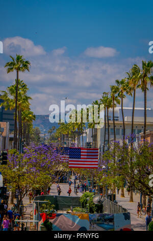 Los Angeles, California, USA, Giugno 15, 2018: sopra vista di turisti e gente del posto shop lungo la terza strada lungomare di Santa Monica Foto Stock