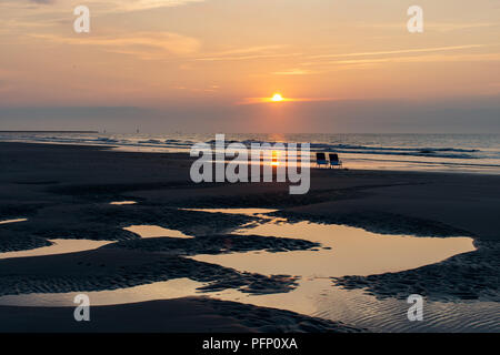 Due sedie a sdraio a sunrise in Carolina del Sud Foto Stock