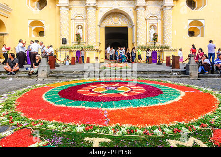 Antigua Guatemala - Marzo 15, 2015: la Quaresima processione tappeto al di fuori di una chiesa nel Patrimonio Mondiale dell'UNESCO con il famoso alle celebrazioni della Settimana Santa. Foto Stock