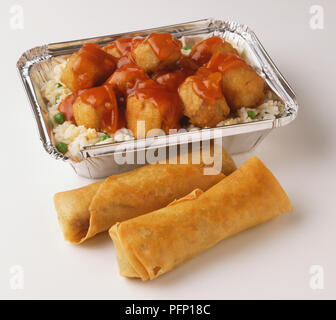 Dolce e aspro di maiale con riso fritto e involtini primavera Foto Stock