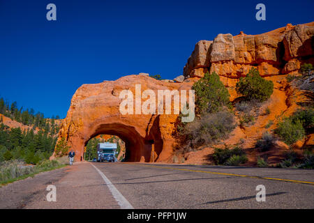 BRYCE canyon dello Utah, giugno, 07, 2018: veduta esterna del motorhome rimorchio attraversando il throught di rosso arch formazione naturale nella Monument Valley, Utah Foto Stock