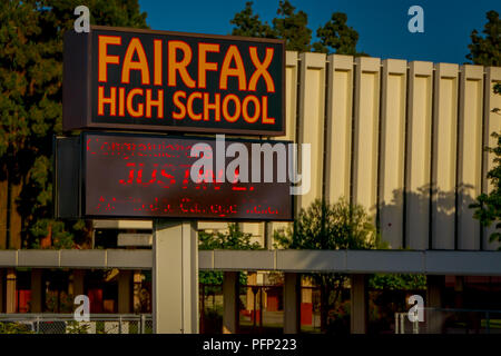 Los Angeles, California, USA, Agosto 20, 2018: veduta esterna della luce informativo segno di Fairfax High School di Los Angeles, in una bella giornata di sole Foto Stock