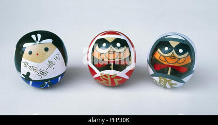 Giappone, Honshu, tre bambole Daruma Foto Stock