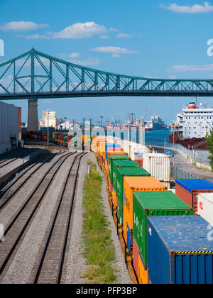 Montreal, Canada - 19 agosto 2018: Vista della vecchia area portuale con treno e nave nel centro di Montreal. Foto Stock