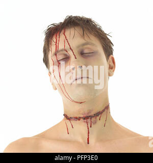 Testa di uomo con lesioni falso e finto sangue, close-up, vista frontale Foto Stock