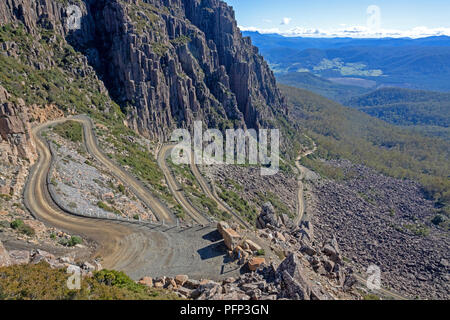 La sezione di strada conosciuta come scaletta Jacobs, salendo al villaggio di sci di Ben Lomond Foto Stock