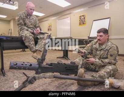 La riserva di esercito Sgt. David Scalzo (a destra), un allenamento noncommissioned officer e nativo della foresta del parco, Illinois, assegnato al 342 Chemical Company, 472nd battaglione chimico, 76th la risposta operativa comando, riassembla parti di un M2 .calibro 50 mitragliatrice mentre Sgt. 1. Classe Joshua Hardman (sinistra), divisione master gunner, 76th ORC mantiene un occhio vigile sulla sua procedura presso la prima mai Sabot Academy di insediamento bianco, Texas maggio 19. Quattro giorni di accademia copre una varietà di base e avanzato gunnery competenze e conoscenze ed è progettato per preparare al meglio gli studenti per la estremamente cha Foto Stock