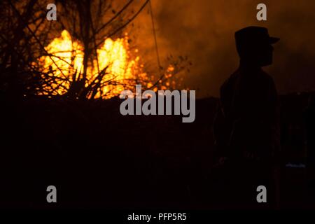 Pāhoa, Hawaii, 23 maggio 2018 - erutta lava da una fessura nel Leilani Estates quartiere. Stati Uniti Geological Survey e Hawaiian Volcano Observatory continua a monitorare il Lower East Zona di rift 24/7 attività in coordinamento con la contea di Hawaii Difesa Civile. I geologi sono on-site per tenere traccia delle attività di fessura e l'Anticipo dei flussi di lava. FEMA personale sono a terra per il supporto di funzionari locali con salva-vita misure di protezione di emergenza, rimozione dei detriti e la riparazione, la sostituzione o il restauro di disaster-danneggiato di proprietà pubblica strutture. Foto Stock