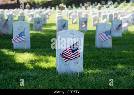 I soldati assegnati al 3D U.S. Reggimento di Fanteria (la vecchia guardia), partecipare a "bandiere In" presso il Cimitero Nazionale di Arlington in Arlington, Virginia, 24 maggio, 2018. Durante "bandiere in" della vecchia guardia onori America's eroi caduti ponendo una bandiera americana a ciascun recinto per i membri del servizio interrato a ANC. Foto Stock