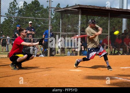 Stati Uniti Army Sgt. Thomas Gilstrap con la 122Aviazione Battaglione di supporto, 82a combattere la Brigata Aerea, ottantaduesima Airborne Division, partecipa a una partita di pallavolo durante tutto l'Americano XXIX Settimana Maggio 22, 2018 a Fort Bragg, North Carolina. Paracadutisti del passato e del presente fatta convergere sul centro dell'universo militare per celebrare essendo membri della 'tutti americani" Divisione e America la Guardia d'onore. Foto Stock