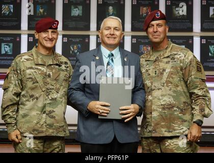 Comando Inductee Sgt. Il Mag. (Ret) William "Joe" Gainey (centro), ex soldati Senior Advisor per il presidente del Comune di capi di Stato Maggiore, posa per una foto con il Mag. Gen. Erik Kurilla (a destra), comandante della ottantaduesima Airborne Division, e il comando Sgt. Il Mag. Michael Ferrusi (sinistra), ottantaduesima Airborne Division il comando sergente maggiore, durante l'ottantaduesima Airborne Division Hall of Fame inaugurale cerimonia di induzione 23 Maggio a Fort Bragg, North Carolina. La Hall of Fame onori ultimi membri della divisione che ha fatto un impatto durevole e spesse volte è andato a lungo tempo hanno carriere di successo negli Stati Uniti Esercito. Foto Stock