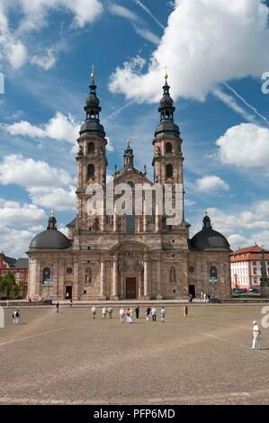 Germania, Hesse (Hessen) stato, Fulda città, vista della facciata anteriore del Dom St Salvator zu Fulda (Cattedrale di Fulda), con i pedoni a camminare sulla piazza Foto Stock