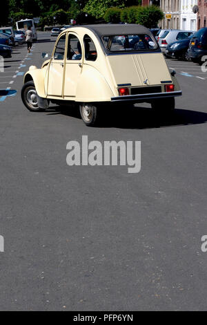 Francia, Saint Valery sur Somme, parcheggio Citroen 2CV in città Foto Stock