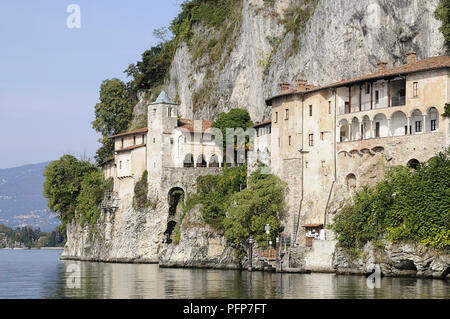 L'Italia, Regione Lombardia, Lago Maggiore, Leggiuno città, Santa Caterina del Sasso, esterna del cattolica romana monastero costruito nella roccia di montagna sul lago Foto Stock