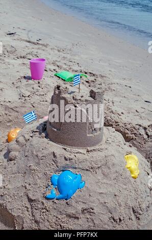 La Grecia, Sporadi, isola Skiathos, La spiaggia Koukounaries, Sandcastle e giocattoli di plastica sulla spiaggia Foto Stock