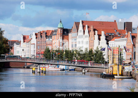 Germania, Schleswig-Holstein stato, città di Lubecca, vista di edifici medievali e il ponte sul fiume Trave nella Città Vecchia Foto Stock