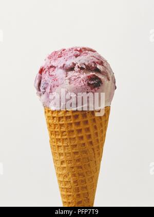 Lampone cono gelato Foto Stock