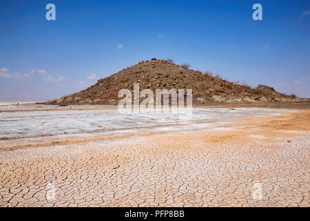 Kenya, vicino Kalacha, Chalbi Desert, incrinato il suolo e il Tumulo nel paesaggio del deserto Foto Stock