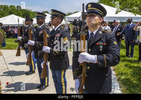 New Jersey Esercito Nazionale soldati di guardia spara un volley salute durante l'annuale sullo stato Giorno Memoriale della cerimonia presso il Generale di Brigata William C. Doyle Memorial Cemetery, Wrightstown, 26 maggio 2018. (New Jersey Guardia Nazionale Foto Stock