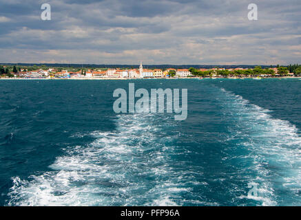 Vista dalla nave alla città di Fasana, Pola, Croazia Foto Stock