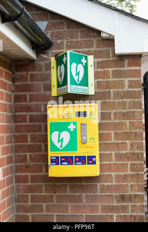 Defibrillatore automatico esterno, Tilshead, Wiltshire, Regno Unito Foto Stock