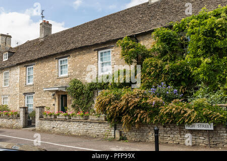 Cottage tradizionali a schiera nel villaggio di Cottswold di Sherston, Wiltshire, Inghilterra, Regno Unito Foto Stock