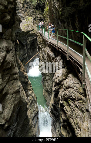 Il boardwalk attraverso Breitachklamm vicino a Oberstorf, Allgaeu, Baviera, Germania Foto Stock