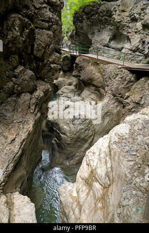 Il boardwalk attraverso Breitachklamm vicino a Oberstorf, Allgaeu, Baviera, Germania Foto Stock