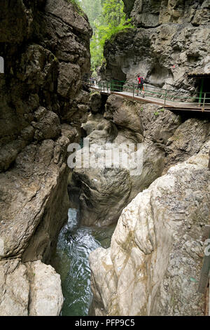 Il boardwalk attraverso Breitachklamm vicino a Oberstorf, Allgaeu, Baviera, Germania Foto Stock