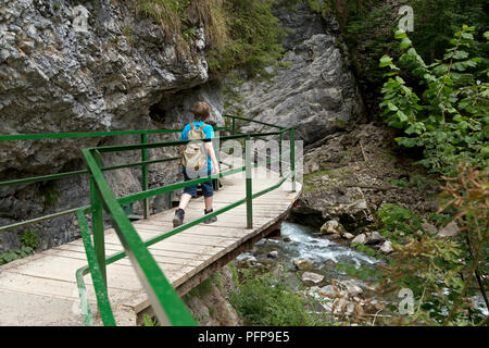 Il boardwalk attraverso Breitachklamm vicino a Oberstorf, Allgaeu, Baviera, Germania Foto Stock