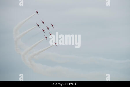 Le frecce rosse di eseguire e di volare in formazione a un air show. Questo particolare air show è stato Eastbourne Airbourne, East Sussex, Regno Unito. Foto Stock